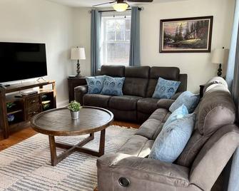 New 5 Bedrm/3bath + Swim Spa & Huge Outdoor Space - Goshen - Living room