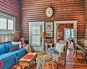 Lakefront Florida Retreat - Pool Table and Boat Dock - Lake Placid - Obývací pokoj