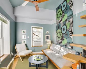 3 Mi to Boothbay Harbor Coastal Colorful Home! - East Boothbay - Living room