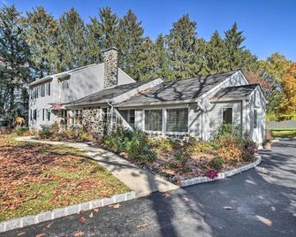20 Mi to Philly Inviting Home with Yard in Wayne! - Wayne - Building