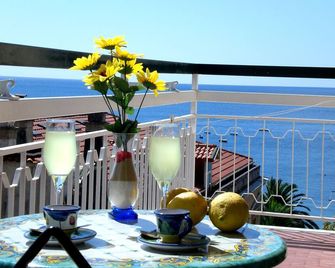 Riviera B&b Rooms And Apartament Sea-View - Maiori - Balcón