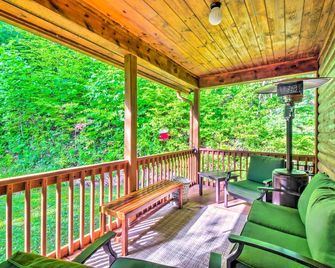 3 Mi to Museums Smoky Mountains Cabin with Deck - Hayesville - Balcón