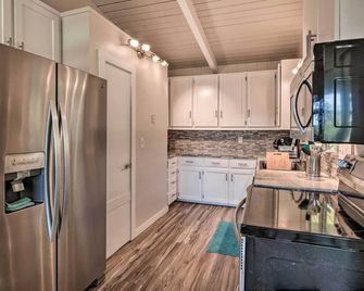 Sunny Pahoa Retreat Snorkel, Hike and Shop! - Pahoa - Kitchen