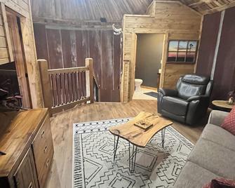 Harvest Hill Silo- Route 66 Home with Fishing Pond - Vinita - Wohnzimmer