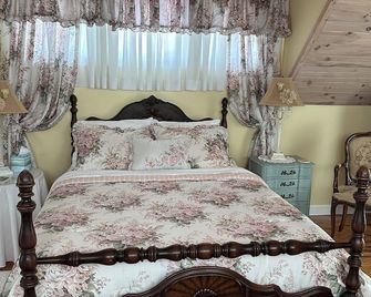 walkable to downtown, lake tomahawk, swimming pool, tennis courts, golf course - Black Mountain - Bedroom