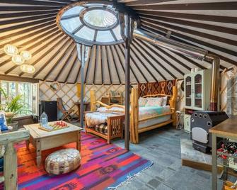 \'Shanti Yurt\' with private hot tub in Bragg Creek - Bragg Creek - Habitación