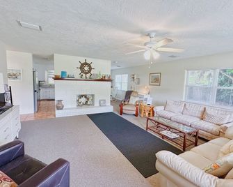 Quinn`s Riverside Retreat - Edgewater - Living room