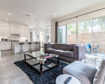 New 6B/6B Connected Double Townhomes - Dallas - Living room