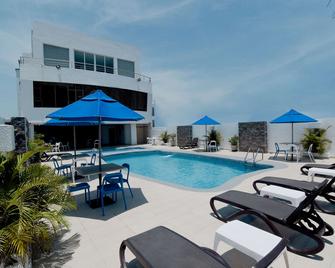 Howard Johnson by Wyndham Barranquilla Versalles - Barranquilla - Piscina