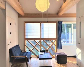 West In - Yufu - Sala de estar