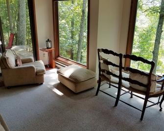 Scenic Setting Just 8 Minutes From Athens - Athens - Living room