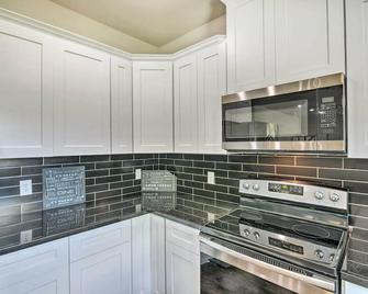 7 Mi to Ocean Family-Friendly Texas City Home! - Texas City - Kitchen