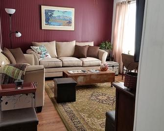 Western Maine! Winter & Summer Rentals Available! - Dixfield - 客廳