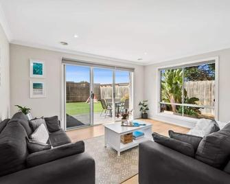 Seahaze Torquay Golf and Beach Family Retreat - Torquay - Living room