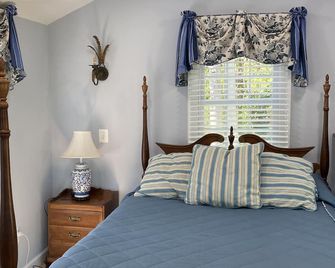 Cozy one bedroom on White pond (Must bring your own linens) - Chatham - Bedroom
