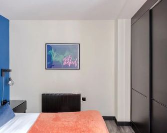 The Peaches & Cream - Soho - by Frankie Says - London - Phòng ngủ