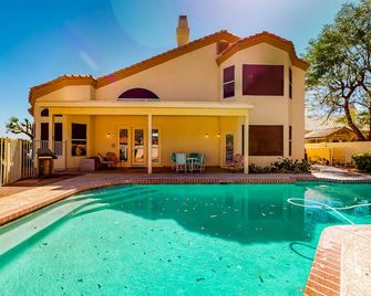 Lake in the Desert - Avondale - Piscina