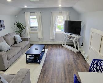 Cheerful 2-Bedroom Apartment with Smart Home Tech. - Uniondale - Living room