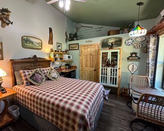 Black Hills Home Cabins—Chokecherry Hideout—In Hill City, Mickelson Trail, Grill - Hill City