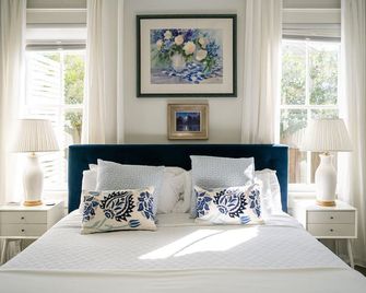 Art-filled 2-bedroom cottage with WiFi and AC in New Orleans - Nowy Orlean - Sypialnia