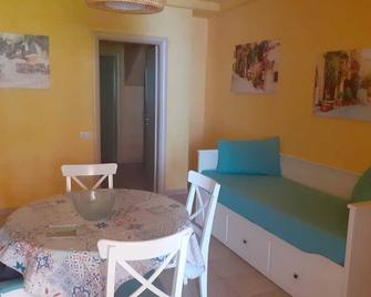 Vacation House in Policoro with pool 500 m from the sea in the Village Riva Azzurra - Policoro - Essbereich