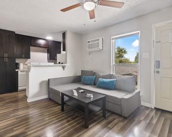 Modern Arlington Apartment ⍟ 1mile to AT&T - Arlington - Sala de estar