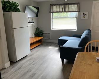 Super Cute 2BR/1BA Cabin at beautiful lakeside campground - Lake Wales - Living room