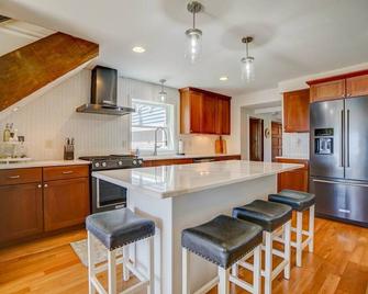 Lake Shore Haven - Edgerton - Kitchen