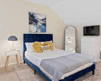 Lakeside Stay Metro, Inova, Dining & Shops Nearby! - Falls Church - Bedroom