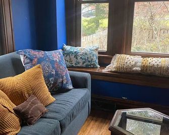 Cozy and Classic home in Wheeling, West Virginia - Wheeling - Sala de estar