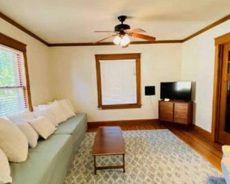 Hip-N-Colorful Prospect Near Swedish American Hospital Hello Nurses/Doctors - Rockford - Living room