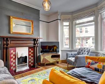 Pass the Keys | Stunning Home sleeps 6 - Manchester - Living room