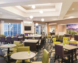 Refreshing Getaway with Swimming Pool and Daily Breakfast Perks - Phoenix - Restaurant