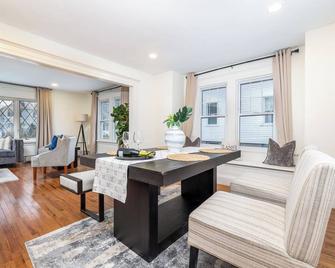 Gorgeous 3 bedroom - 9 mins to Hartford, Connecticut - West Hartford - Living room