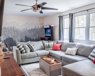 Renovated home with Hot Tub, Deck, Arcade, HOA Lake Access. Pets Welcome! - Long Pond - Sala de estar