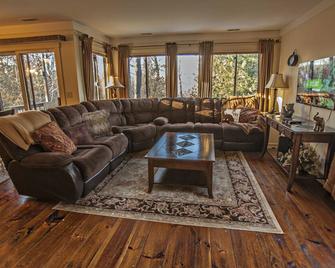 Luxury 3 Br 2 bath Condo with steam shower Ski Golf Relax - McAfee - Living room