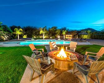 Paradise Valley by Avantstay Expansive Oasis w/ Putting Green, Pool & Mtn Views - Paradise Valley - Pool