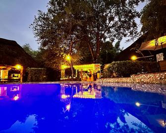 فيكتوريا فولز باكباكرز - شلالات فيكتوريا - حوض السباحة