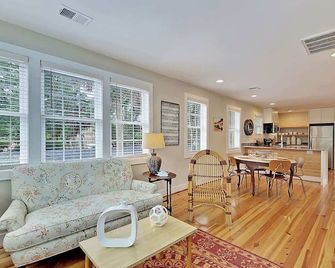 Classic Folly Cottage - Folly Beach - Living room