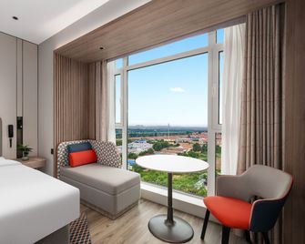 Holiday Inn Express Qingdao Hongdao Station By IHG - Qingdao - Bedroom