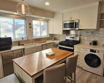 Quiet & Quaint 2 Bedroom 1 Bath with Yard - Fort Lee - Cuisine