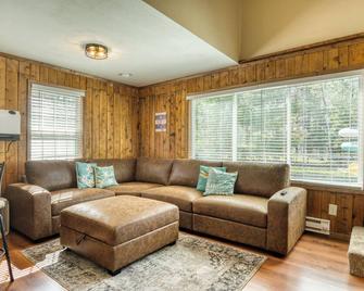 Lake George Getaway: Cozy cottage w/ kayaks, cornhole, Xbox, volleyball - Harrison - Living room