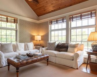 New Listing: Immaculate Home, Close To Wolffer Vineyard, And Gibson Beach,.. - Sagaponack - Living room