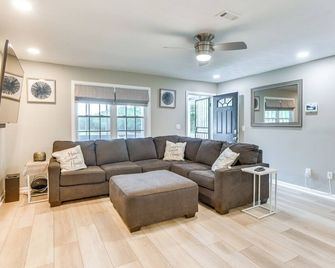 5 Mi to Victoryland Casino: Secluded Home w/ Deck! - Shorter - Sala de estar