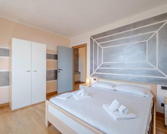 Awesome Apartment In Genova With Wifi - Génova - Habitación