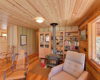 Idyllic Twin Lakes Escape with Deck and Fire Pit! - Twin Lakes (Lake County) - Sala de estar