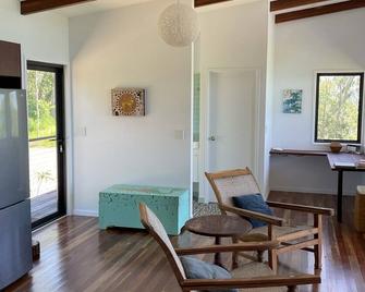 Ridge Cabin - Stunning Views - 5km From Neighbours - Airlie Beach - Wohnzimmer
