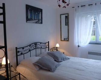 Maison rénovée avec cour privée, proche de Gannat, 3 chambres, animaux acceptés, équipements modernes. - FR-1-489-37 - Poëzat - Habitación