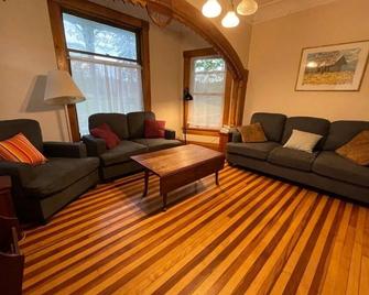 Marsh Brook is a beautiful farmhouse located in the heart of the Green Mountains - Rochester - Sala de estar