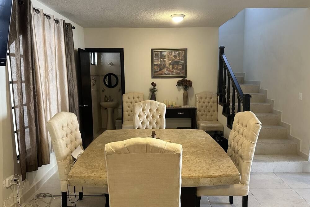 Beautiful entire home near Plaza Patio Mall - Saltillo - Comedor